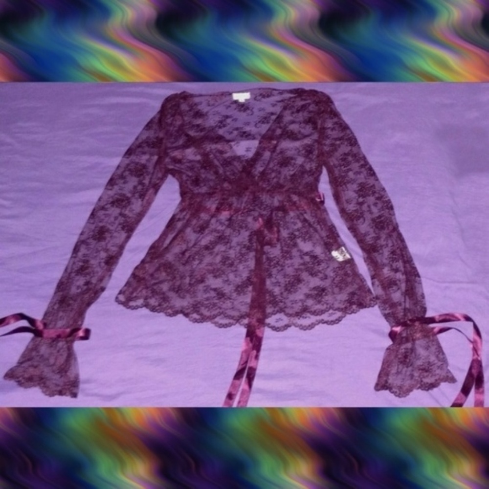 LAST CHANCE! Vintage 90s Lace Bell Sleeve Top